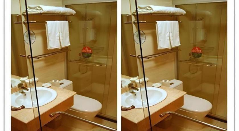 Greentree South Railway Station Xujiahui Stadium Subway Station Shell Hotel 3*