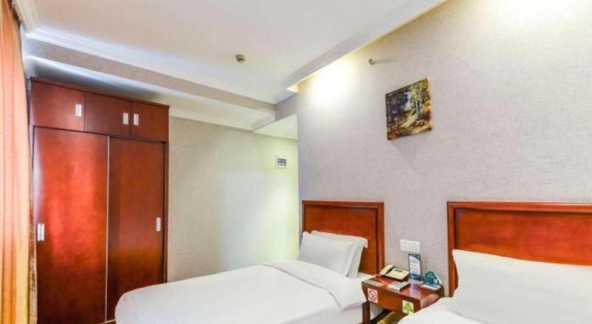 Greentree South Railway Station Xujiahui Stadium Subway Station Shell Hotel 3*